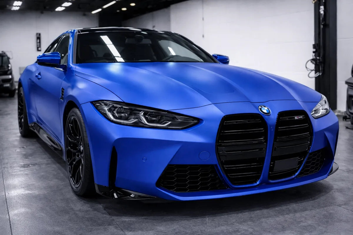 BMW bleue avec pellicule pare-pierre mate